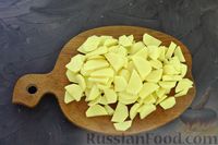 Фото приготовления рецепта: Картофель, запечённый с курицей и брокколи, под соусом бешамель - шаг №3