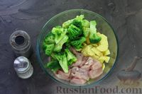 Фото приготовления рецепта: Картофель, запечённый с курицей и брокколи, под соусом бешамель - шаг №4