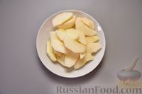 Фото приготовления рецепта: Овсянка на молоке, с изюмом, яблоками и корицей - шаг №2