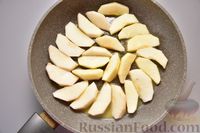 Фото приготовления рецепта: Овсянка на молоке, с изюмом, яблоками и корицей - шаг №3