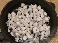 Фото приготовления рецепта: Индейка, тушенная с грибами и сметаной - шаг №7