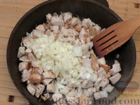 Фото приготовления рецепта: Индейка, тушенная с грибами и сметаной - шаг №8