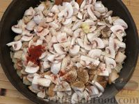 Фото приготовления рецепта: Индейка, тушенная с грибами и сметаной - шаг №9