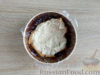 Фото приготовления рецепта: Торт из печенья, с творожно-сметанным кремом и халвой (без выпечки) - шаг №16