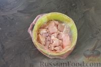 Фото приготовления рецепта: Тушёная картошка с курицей и сельдереем - шаг №4