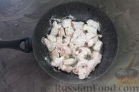 Фото приготовления рецепта: Тушёная картошка с курицей и сельдереем - шаг №5