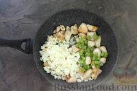 Фото приготовления рецепта: Тушёная картошка с курицей и сельдереем - шаг №6