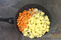 Фото приготовления рецепта: Тушёная картошка с курицей и сельдереем - шаг №7