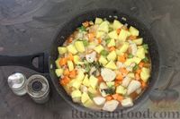 Фото приготовления рецепта: Тушёная картошка с курицей и сельдереем - шаг №9