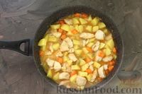 Фото приготовления рецепта: Тушёная картошка с курицей и сельдереем - шаг №10
