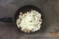 Фото приготовления рецепта: Картофель, запечённый с куриным филе, грудинкой и грибами - шаг №4