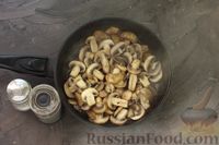 Фото приготовления рецепта: Картофель, запечённый с куриным филе, грудинкой и грибами - шаг №6