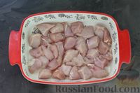 Фото приготовления рецепта: Картофель, запечённый с куриным филе, грудинкой и грибами - шаг №9