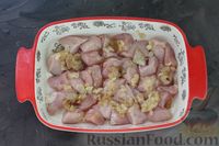 Фото приготовления рецепта: Картофель, запечённый с куриным филе, грудинкой и грибами - шаг №10