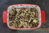 Фото приготовления рецепта: Картофель, запечённый с куриным филе, грудинкой и грибами - шаг №12