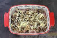 Фото приготовления рецепта: Картофель, запечённый с куриным филе, грудинкой и грибами - шаг №13