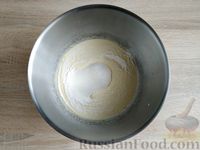 Фото приготовления рецепта: Бисквит на горячем молоке со сливочным маслом - шаг №4