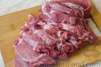 Фото приготовления рецепта: Свиная шея, запечённая с грибами, беконом и сладким перцем (в рукаве) - шаг №8