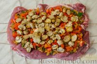 Фото приготовления рецепта: Свиная шея, запечённая с грибами, беконом и сладким перцем (в рукаве) - шаг №16