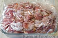 Фото приготовления рецепта: Свиная шея, запечённая с грибами, беконом и сладким перцем (в рукаве) - шаг №21