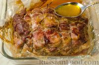 Фото приготовления рецепта: Свиная шея, запечённая с грибами, беконом и сладким перцем (в рукаве) - шаг №22