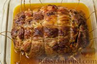 Фото приготовления рецепта: Свиная шея, запечённая с грибами, беконом и сладким перцем (в рукаве) - шаг №23