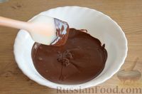 Фото приготовления рецепта: Муссовый шоколадно-творожный торт с печеньем и глазурью (без выпечки) - шаг №8