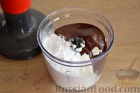 Фото приготовления рецепта: Муссовый шоколадно-творожный торт с печеньем и глазурью (без выпечки) - шаг №10