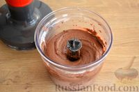 Фото приготовления рецепта: Муссовый шоколадно-творожный торт с печеньем и глазурью (без выпечки) - шаг №11