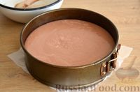 Фото приготовления рецепта: Муссовый шоколадно-творожный торт с печеньем и глазурью (без выпечки) - шаг №15