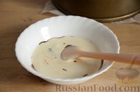 Фото приготовления рецепта: Муссовый шоколадно-творожный торт с печеньем и глазурью (без выпечки) - шаг №18