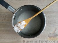Фото приготовления рецепта: Заливной пирог с рисом, яйцами и зелёным луком - шаг №2