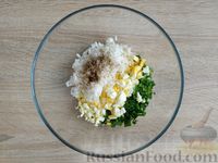 Фото приготовления рецепта: Заливной пирог с рисом, яйцами и зелёным луком - шаг №7