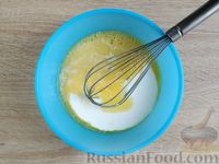 Фото приготовления рецепта: Заливной пирог с рисом, яйцами и зелёным луком - шаг №10