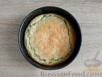 Фото приготовления рецепта: Заливной пирог с рисом, яйцами и зелёным луком - шаг №17