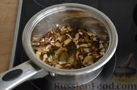 Фото приготовления рецепта: Открытые слоёные пирожки с грибами, картошкой и сыром - шаг №2