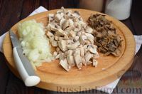 Фото приготовления рецепта: Открытые слоёные пирожки с грибами, картошкой и сыром - шаг №6
