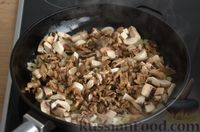 Фото приготовления рецепта: Открытые слоёные пирожки с грибами, картошкой и сыром - шаг №8