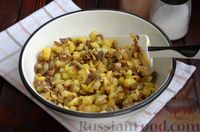 Фото приготовления рецепта: Открытые слоёные пирожки с грибами, картошкой и сыром - шаг №11