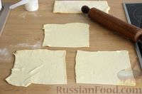 Фото приготовления рецепта: Открытые слоёные пирожки с грибами, картошкой и сыром - шаг №13