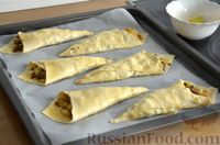 Фото приготовления рецепта: Открытые слоёные пирожки с грибами, картошкой и сыром - шаг №18