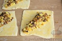 Фото приготовления рецепта: Открытые слоёные пирожки с грибами, картошкой и сыром - шаг №15
