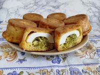 Фото к рецепту: Закусочные маффины с маринованными огурцами, отварными яйцами и сыром