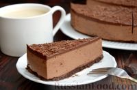 Фото приготовления рецепта: Муссовый шоколадно-творожный торт с печеньем и глазурью (без выпечки) - шаг №21