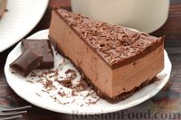 Фото приготовления рецепта: Муссовый шоколадно-творожный торт с печеньем и глазурью (без выпечки) - шаг №22