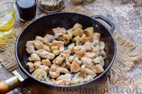 Фото приготовления рецепта: Индейка с грибами в соевом соусе - шаг №4