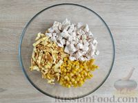 Фото приготовления рецепта: Салат с курицей, кукурузой и яичными блинчиками - шаг №10