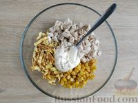 Фото приготовления рецепта: Салат с курицей, кукурузой и яичными блинчиками - шаг №11