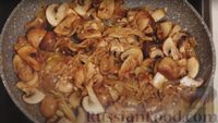 Фото приготовления рецепта: Телятина с картофелем и грибами - шаг №5
