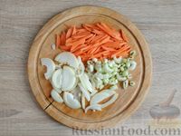Фото приготовления рецепта: Рис с грибами, сладким перцем и сельдереем (на сковороде) - шаг №2